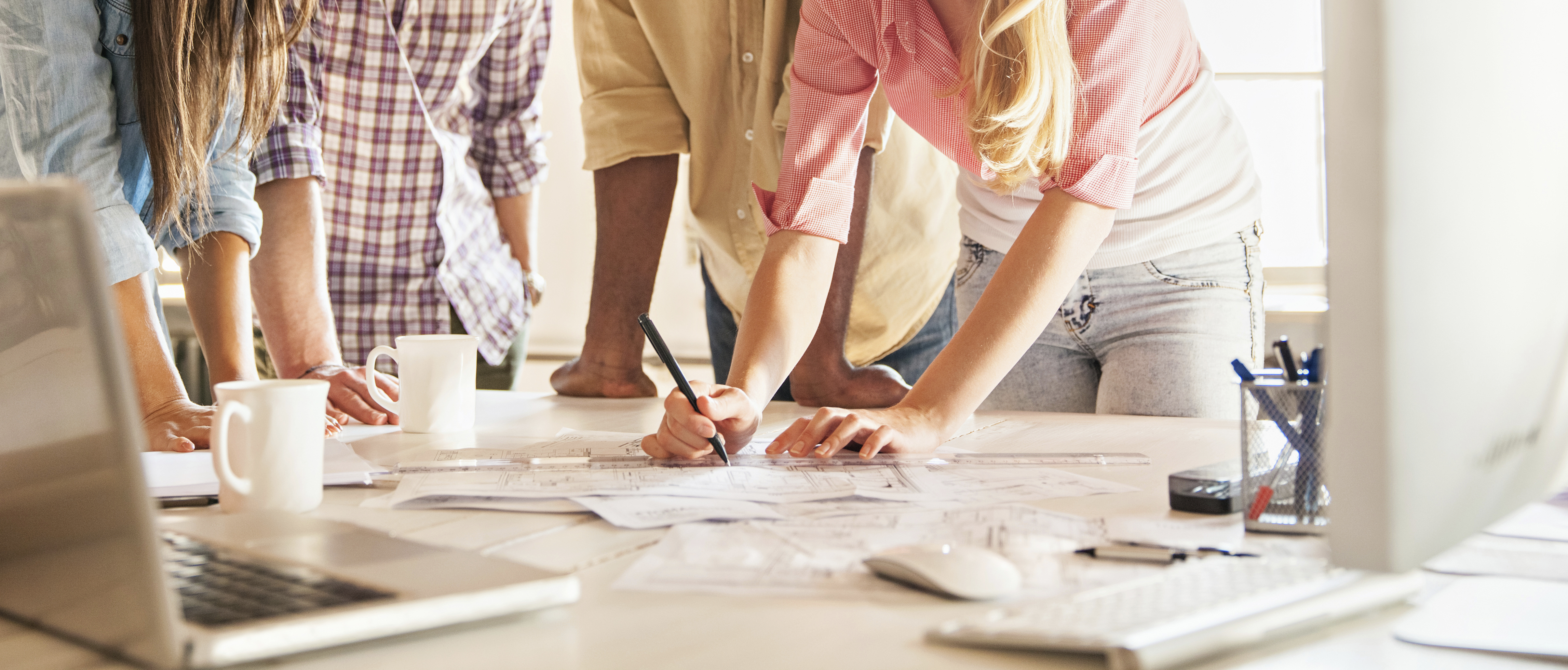 Дизайнер одежды. Офис с сотрудниками. В процессе работы ему помогает. В процессе работы ему помогает. Офис дизайнера.